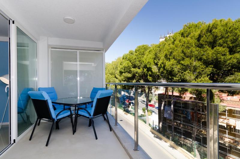One Bedroom apartment with one large or two single beds image 1