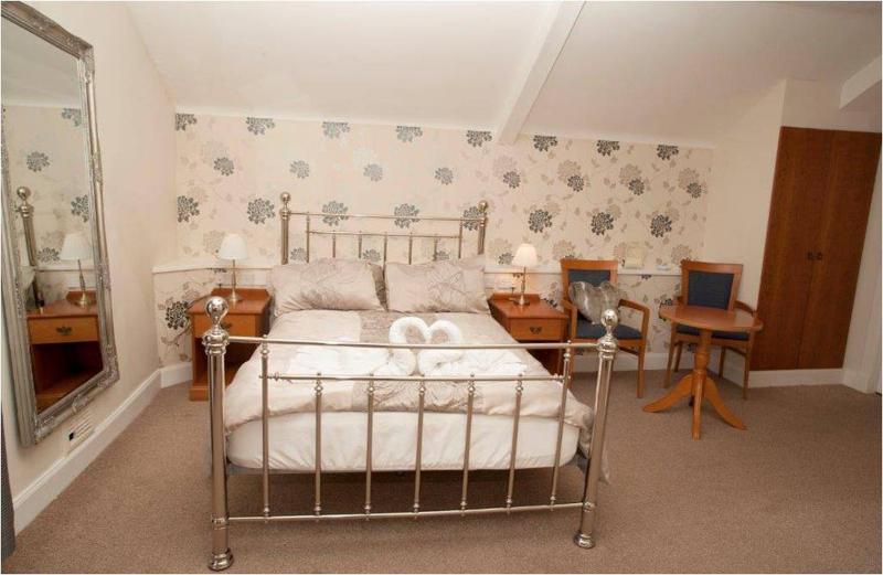 Deluxe Double Room with Bath image 4