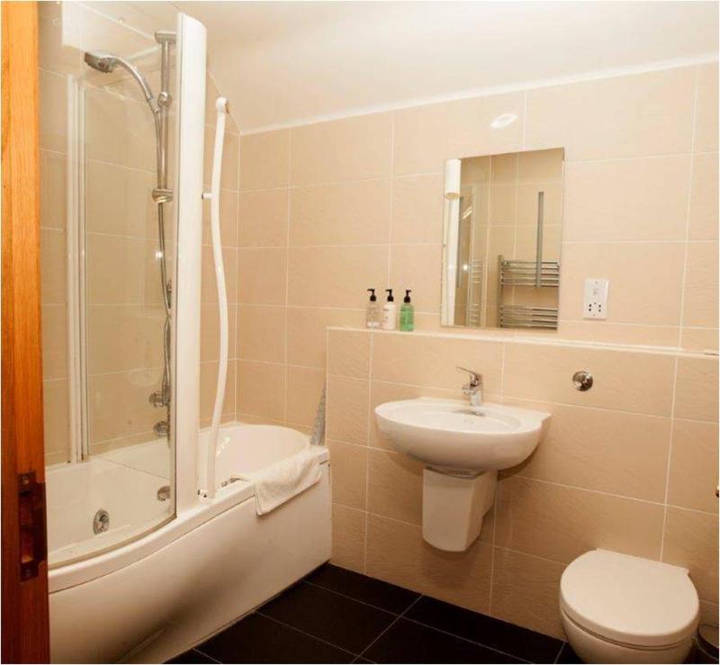Queen Room with Spa Bath image 3