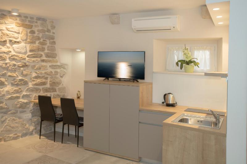 Studio Apartment - Ground Floor image 2