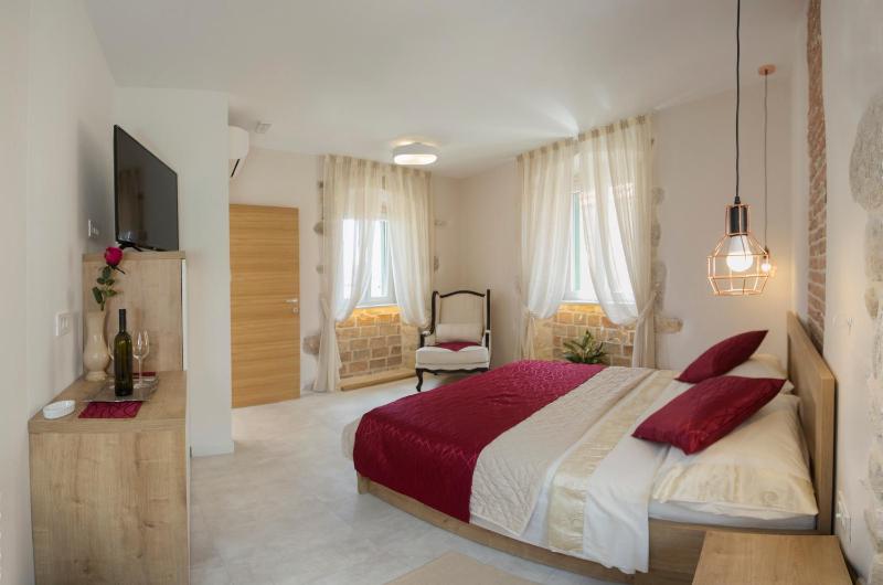 Deluxe Double Room image 2