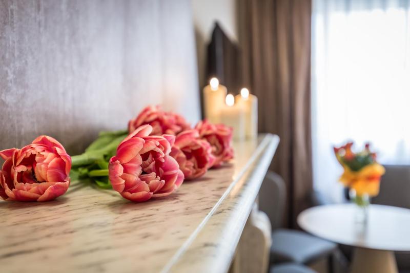 Deluxe Double Room with Spa Bath and Balcony image 2