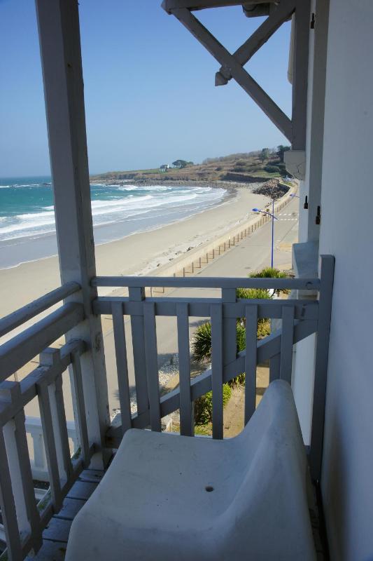 One-Bedroom Apartment with Balcony and Sea View image 3