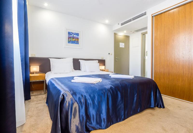 Classic Double or Twin Room image 3