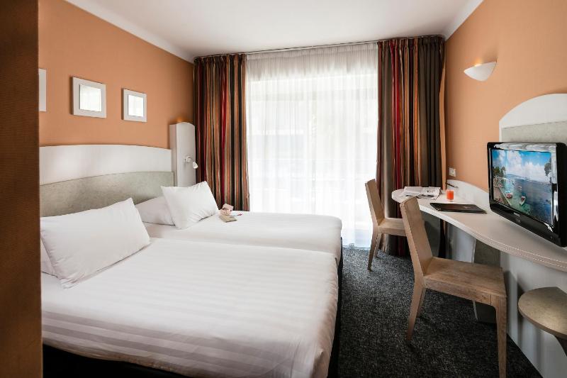 Comfort Twin Room with Balcony - Non-Smoking image 3