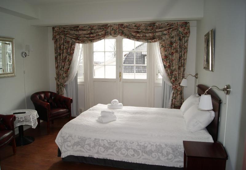 Double Room image 3