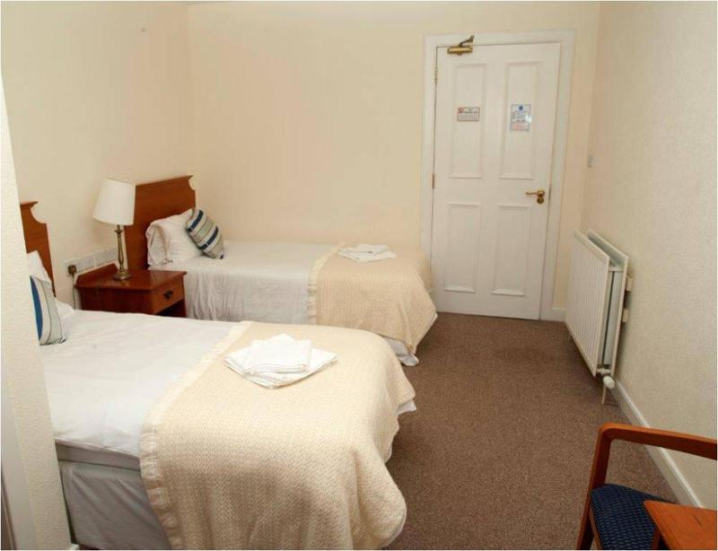 Twin Room with Bathroom image 2