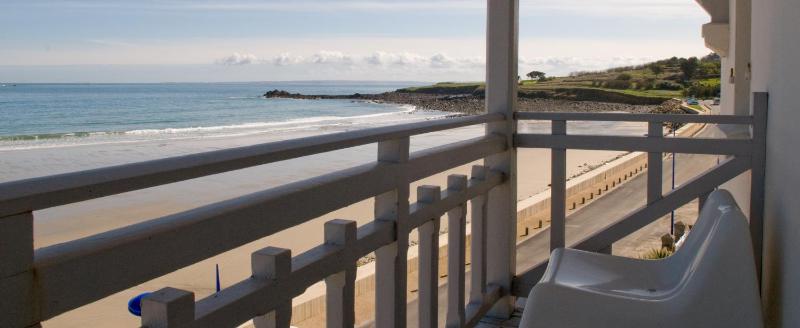 One-Bedroom Apartment with Balcony and Sea View image 4