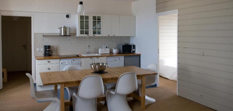 One-Bedroom Apartment with Balcony and Sea View image 3