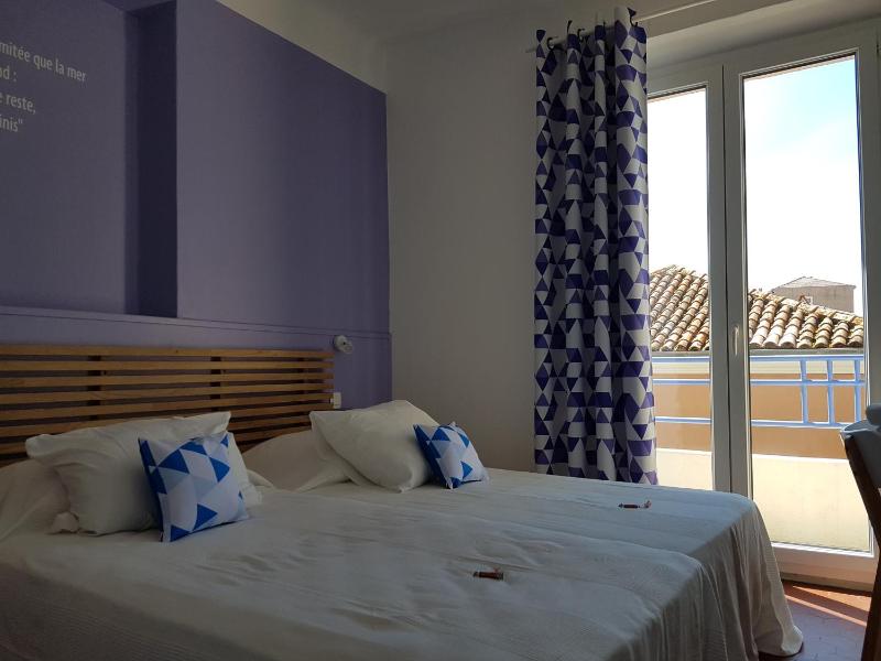 Twin Room with Balcony image 1