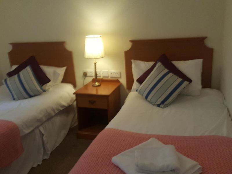 Twin Room with Bathroom image 3
