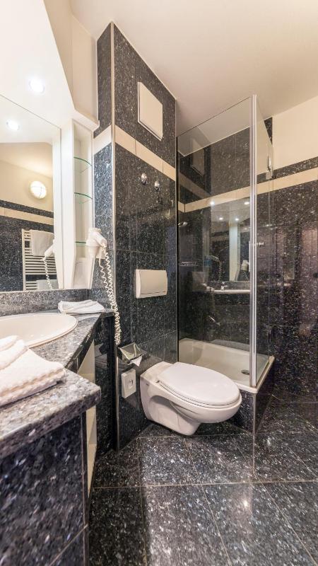 One-Bedroom Apartment with Courtyard View  image 2