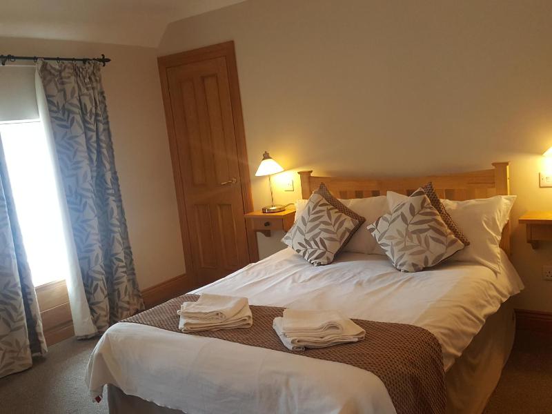 Queen Room with Spa Bath image 4
