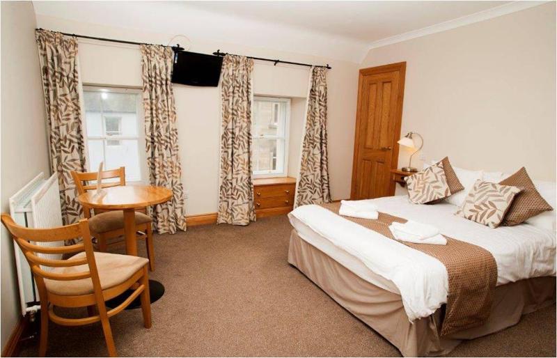Queen Room with Spa Bath image 1