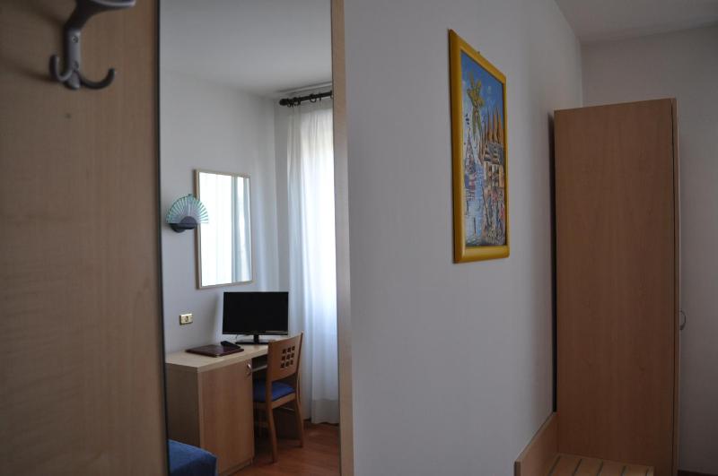 Single Room image 4