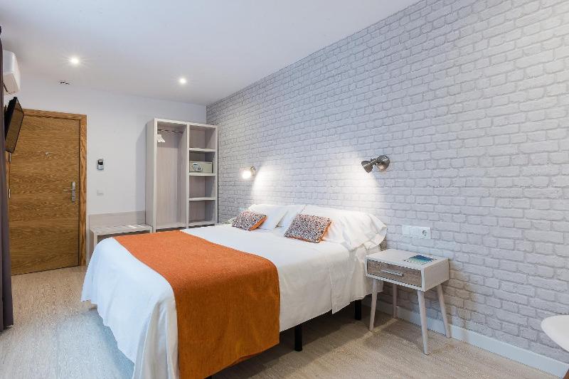 Double or Twin Room image 3