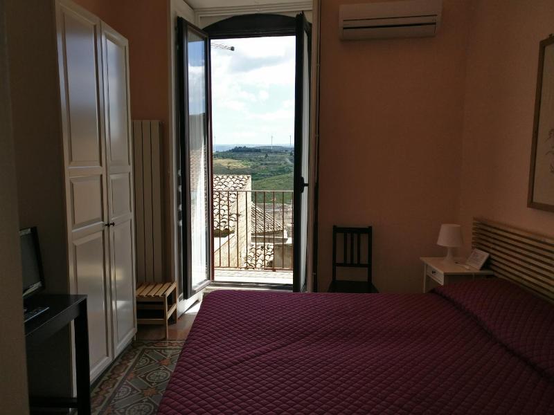 Deluxe Double or Twin Room with Balcony image 4