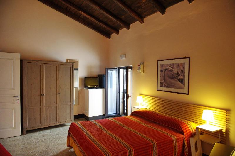 Triple Room with Bathroom image 3
