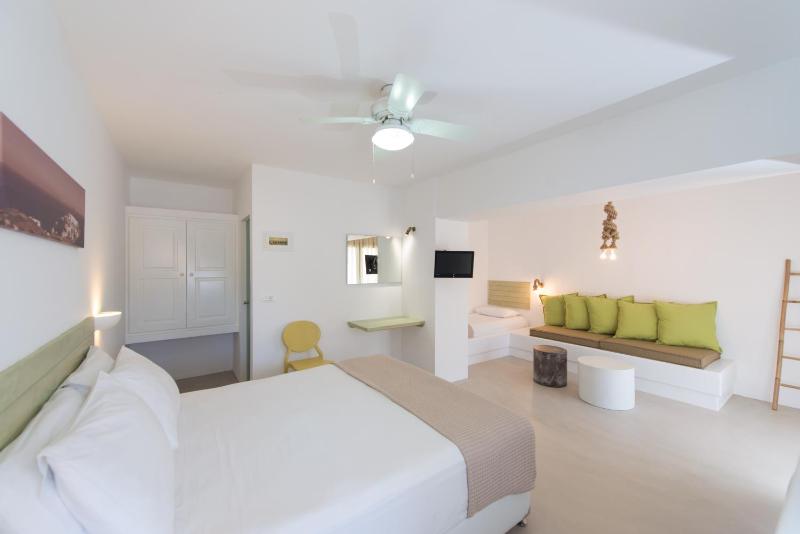 Deluxe Triple Room image 1