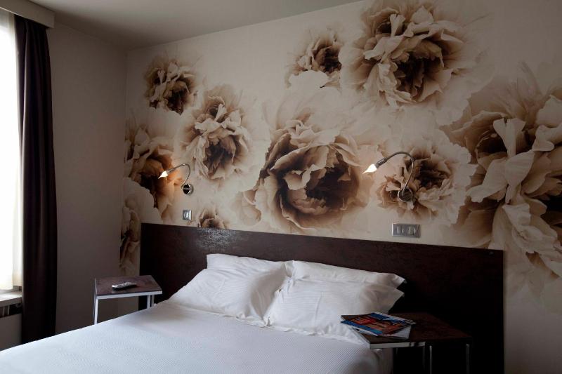 Double Room image 2