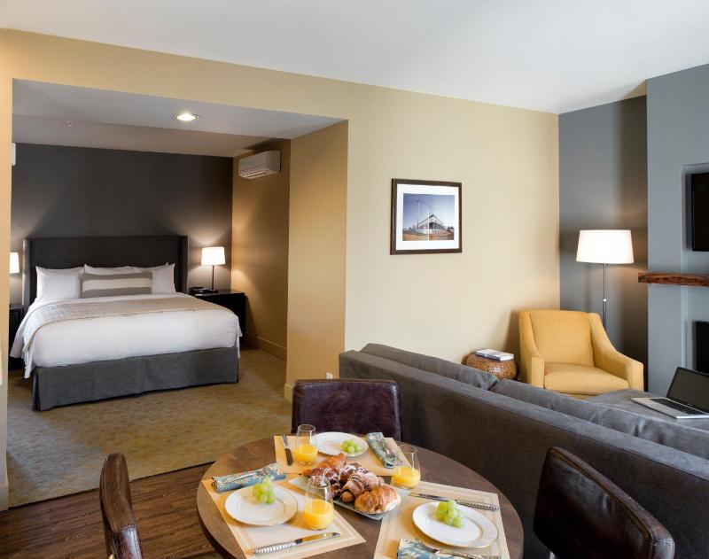 Deluxe King Suite - Extended Stay image 4