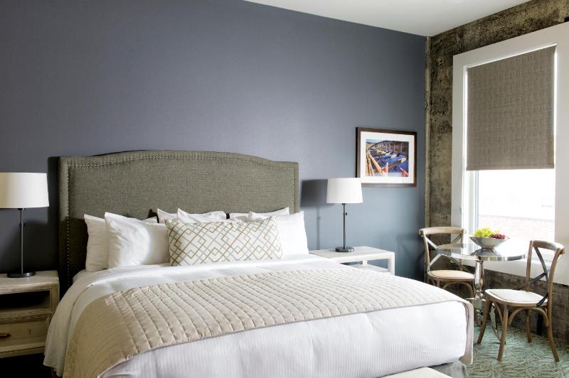 Deluxe King Room image 2