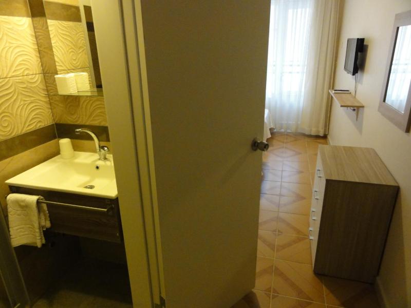 Double or Twin Room image 4
