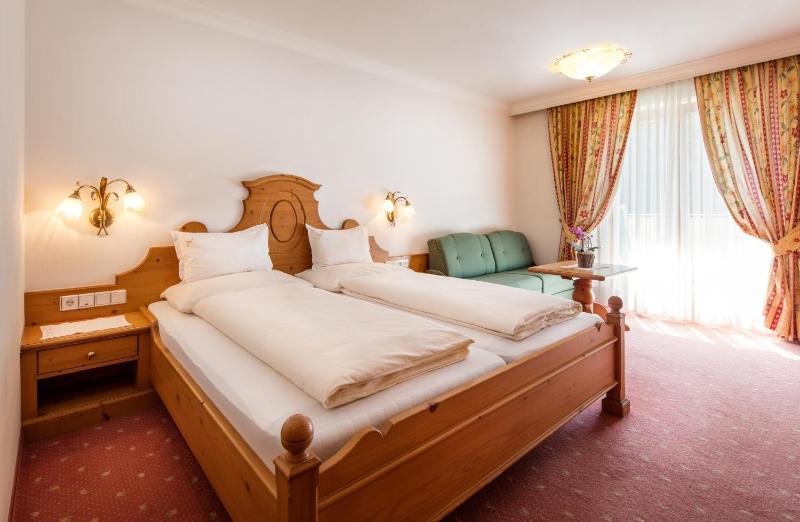 Double Room with Garden View image 3