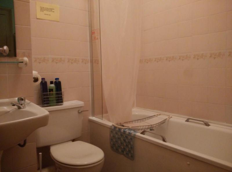 Standard Twin Room with Ensuite Bathroom image 3