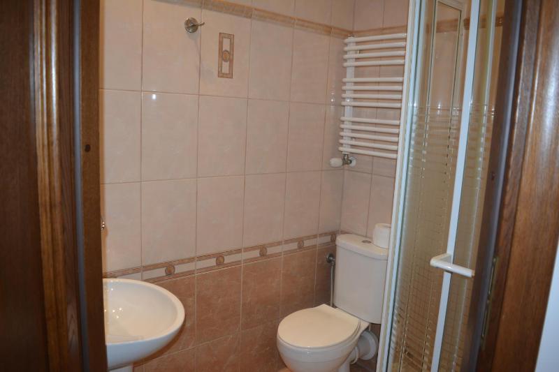 Twin Room with Bathroom image 3