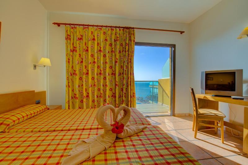 Twin Room with Sea View image 3