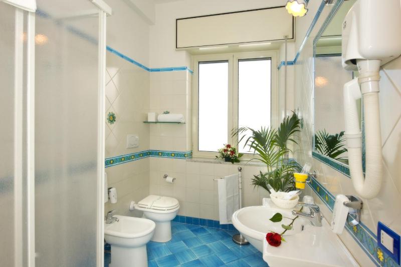 Double Room with Sea View image 2