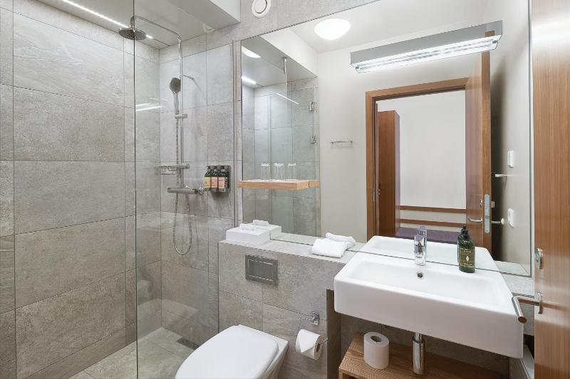 Twin Room image 4