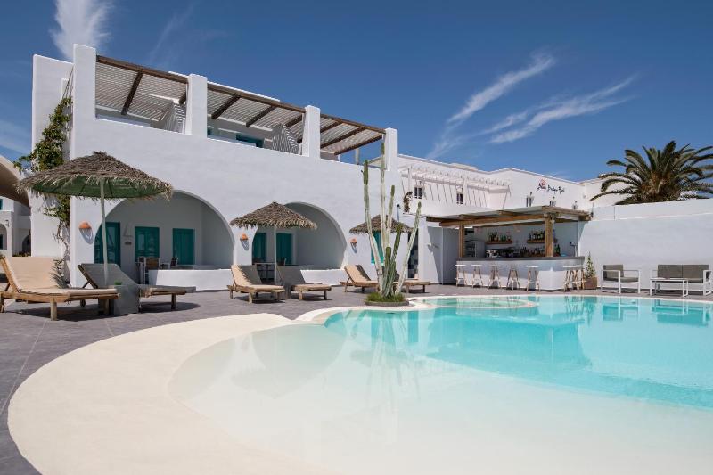 Two-Bedroom Suite with Sea View image 3
