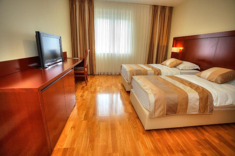 Twin Room with Balcony image 2