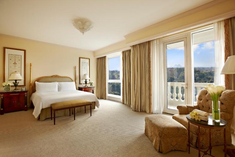 Premier Room - King Bed image 1