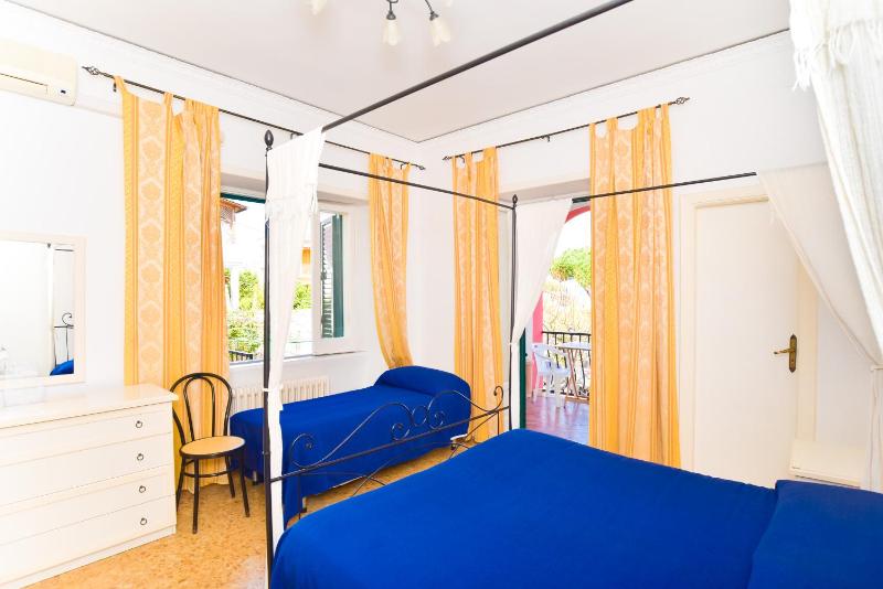 Economy Triple Room image 2