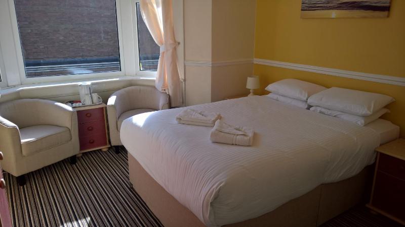 Double Room - En Suite image 3