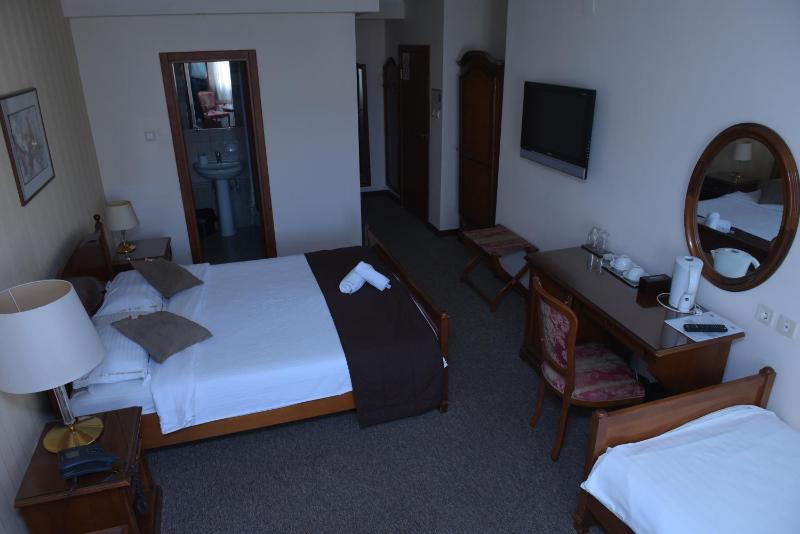 Twin Room image 3
