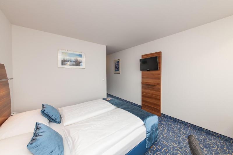 Standard Double Room image 4
