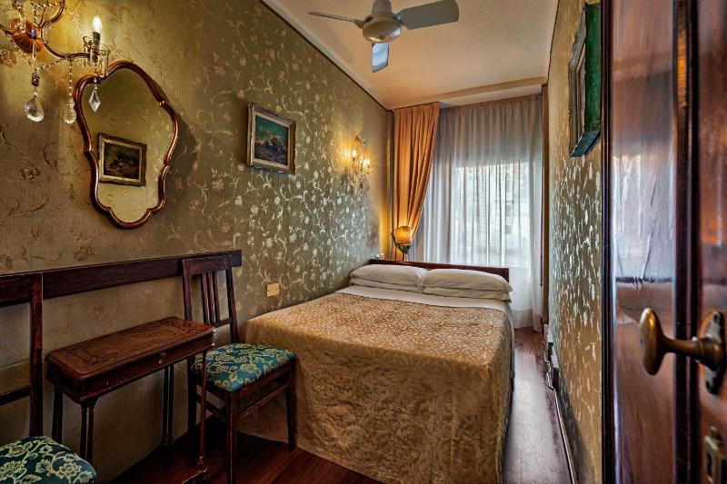 Single Room with Canal View image 4