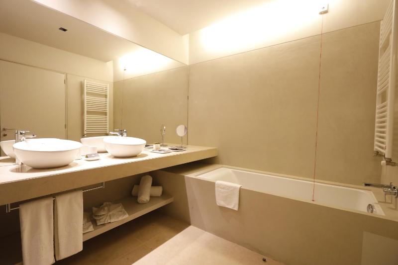 Twin Room with Balcony image 4