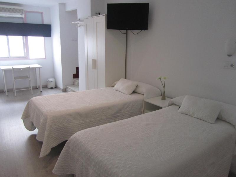 Twin Room with Private Bathroom image 3
