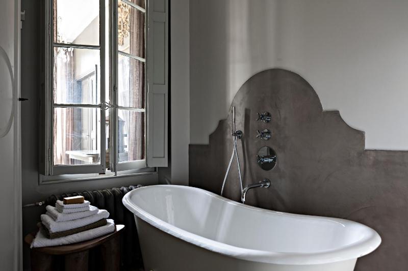 Suite with Garden View image 4