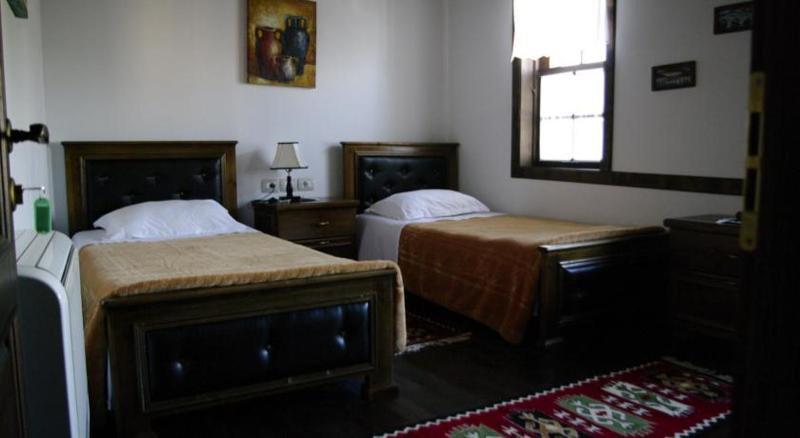 Twin Room image 3