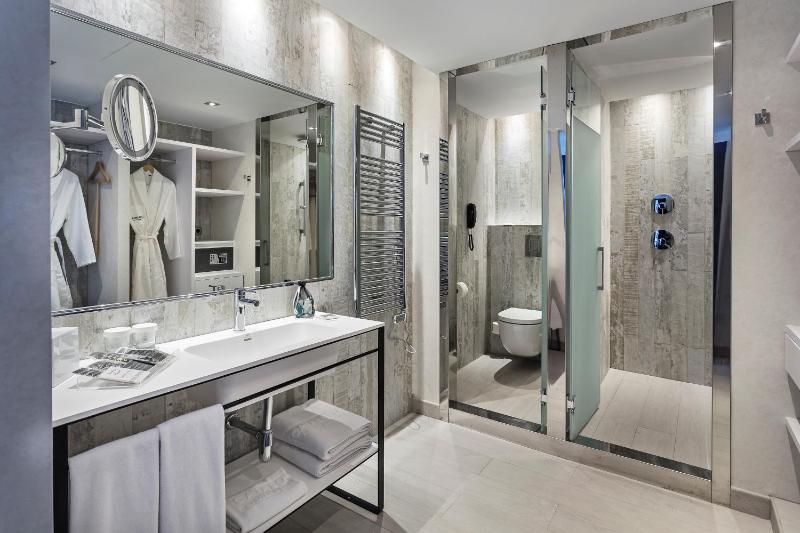 Deluxe Suite image 2