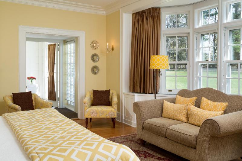 Room 11 - Deluxe King Room with Porch  image 4