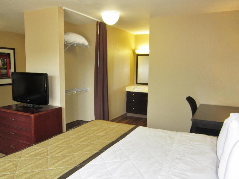 Deluxe Studio with 1 King Bed - Disability Access - Non-Smoking image 3