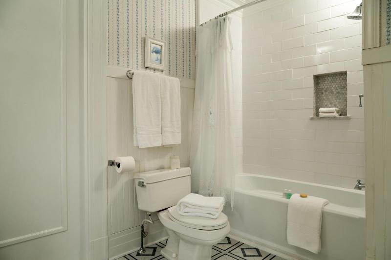 Room 4 - Estate Queen Room image 2