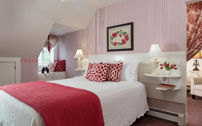 Room 7 - Queen Room with sitting area 3rd floor - stairs